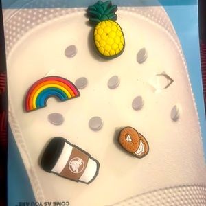 CROCS JIBBITZ RAINBOW PINEAPPLE COFFEE AND BAGEL 4 pc ASSORTED